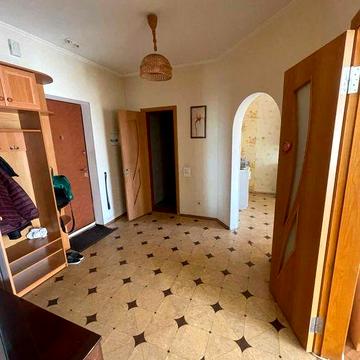 здається 2-кімнатна квартира,метро Позняки 10 хвилин пішки.