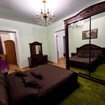 Здається на довготривалий термін квартира в центрі міста.