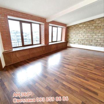 Продаю 4 комнатную квартиру. Центр.