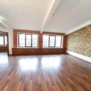 Продаю 4 комнатную квартиру. Центр.