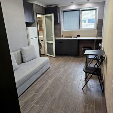 Угорська вул., 2