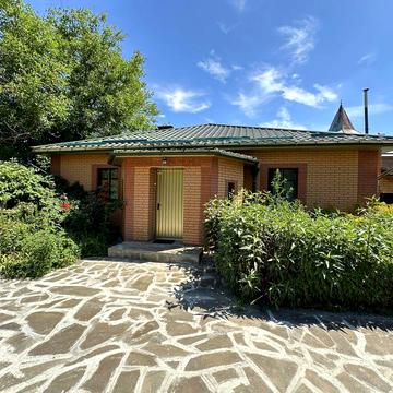 Продається ділянка 0.5га з 3-ма окремими будинкам