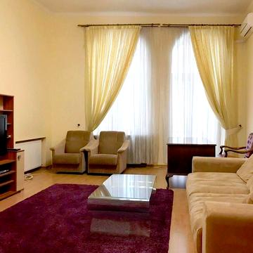 Десятинна вул., 1/3