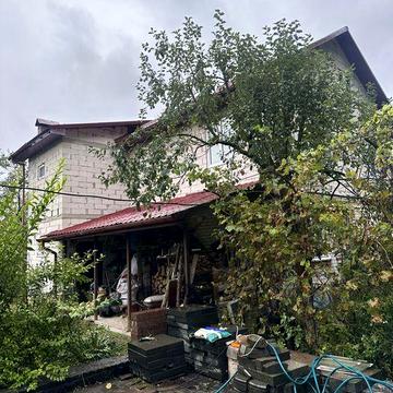 Будинок , три ділянки.