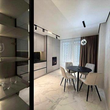 Дизайнерська квартира з кухнею-студією в центрі!