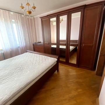 Вацлава Гавела бульв. (Івана Лепсе), 42