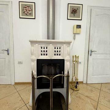 Будинок Горенка поруч біля лісу