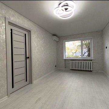 Двухкомнатная каартира с ремонтом !Проспект Центральный !