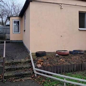 У продажу частина будинку на три кімнати