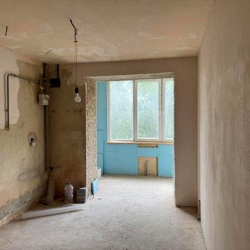 Продається 1 км квартира у обжитому будинку із частковим ремонтом