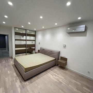 Дмитрівська вул., 75