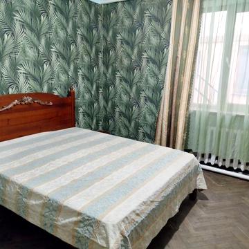 Від Власника 4-х кімнатна  1 поверх особняка бл..центр.