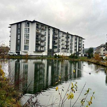 Оренда 1-кім. квартири в центрі Брюхович з видом на озеро.