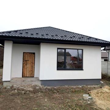 Американка поруч міста