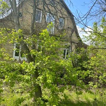 Частина будинку по центральній вулиці на 12 сотках!