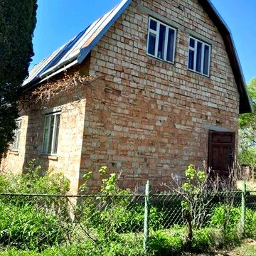 Дачний будинок з ділянкою