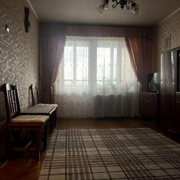 Двокімнатну квартиру біля метро Дарниця