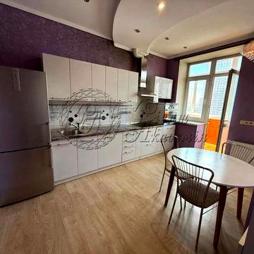 Продаж трикімнатної просторової квартири по вулиці Євгена Коновальця