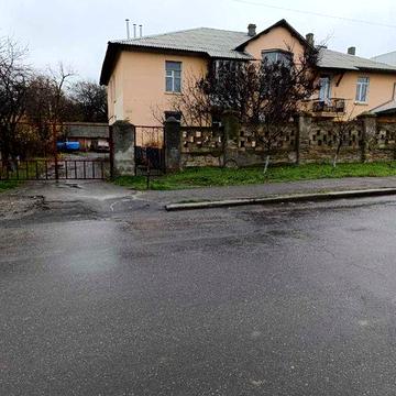 Продам комфортну двокімнатну квартиру з каміном, гаражем,ділянкою