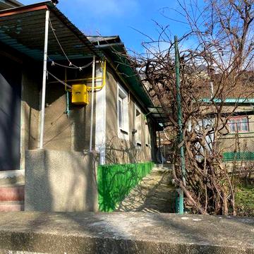 Продається частина будинку біля центру Старого міста