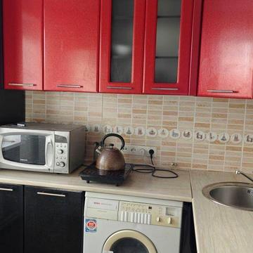 В продажу до вашої уваги три кімнатна  квартира на першому поверсі