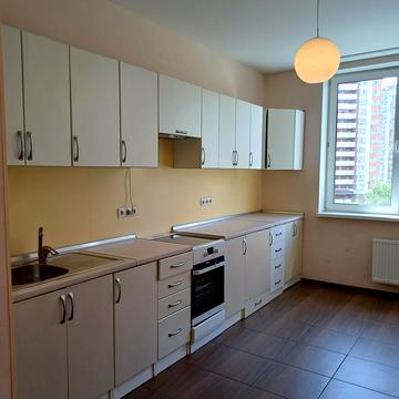 Анни Ахматової вул., 30