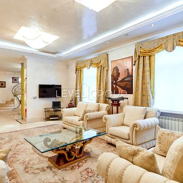 Пилипа Орлика вул., 6