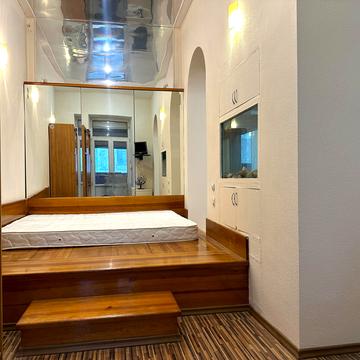 Десятинна вул., 13