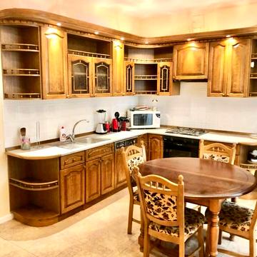 Богдана Хмельницького вул., 9