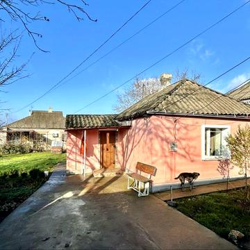 Продам невеликий затишний будинок польова