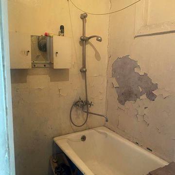 Продам 1-кім. кв в центрі міста без ремонту.