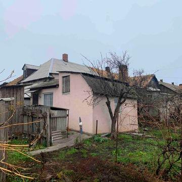 Продається 1 /4 котеджу-будинку.