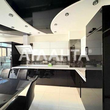 В продаже трехкомнатная квартира с хорошим ремонтом на Таирова!