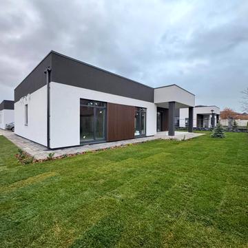 Центральна вул.