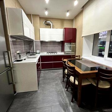 Оренда двокімнатної квартири в центрі міста + паркомісце