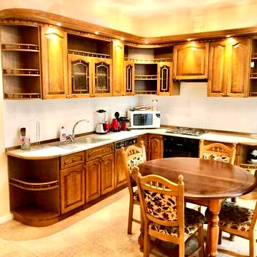 Богдана Хмельницького вул., 9