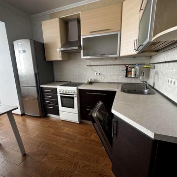 Анни Ахматової вул., 31