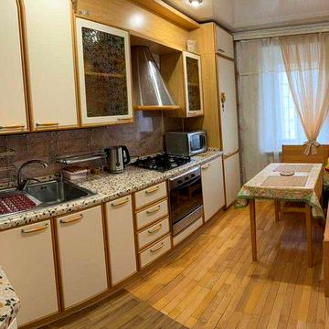 Поділ. 3 кімнати. Гарний ремонт. Власник.