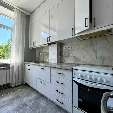 Продам 4-и к/к 85 м2 з гарним розташуванням в самому центрі міста.