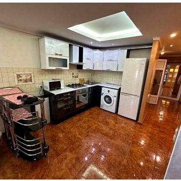 Здається 2 кімнатна квартира в центрі міста .