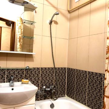 Братиславська вул., 10