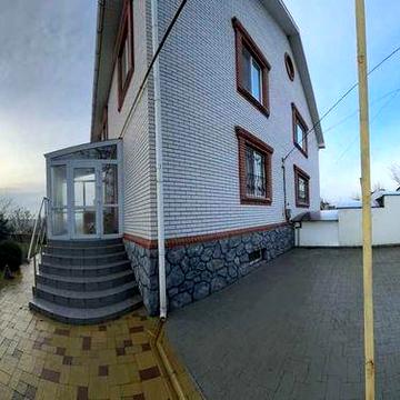 Продається 2 поверховий будинок з гаражем і ділянкою