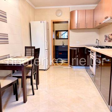 Продаж 2к, центр, Соборності 40д, 74м2