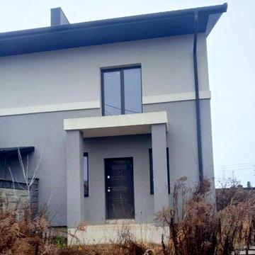 Добротний котедж з комунаціями на авторинку