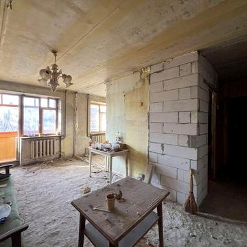 Продаж Тесленка 3 кімнатна, Пл. Володимира Великого (Артема)