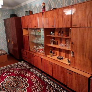 Здоеться 2- кімнатна квартира з меблями.