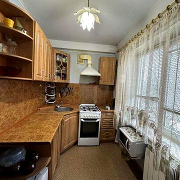 2к. вул. Радіаторна, гарне розташуання. Залишаються меблі та техніка.