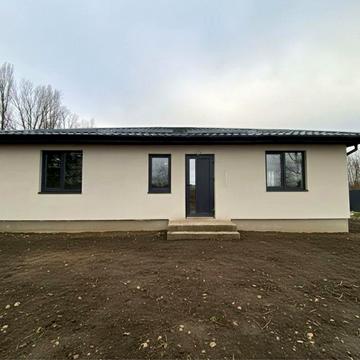 Продаж будинку у передмісті