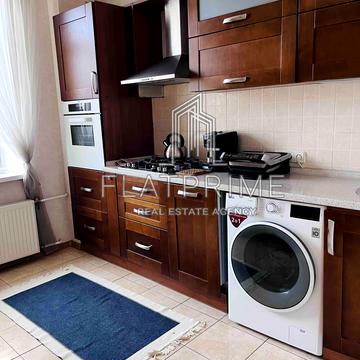 Будівельників вул., 30