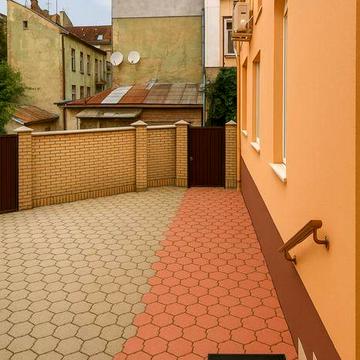 Здам в оренду пів будинку у центрі міста Чернівці